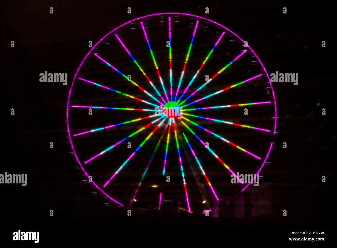 Neon Ferris Wheel Spinning dans Night Sky au Tennessee Carnival Banque D'Images
