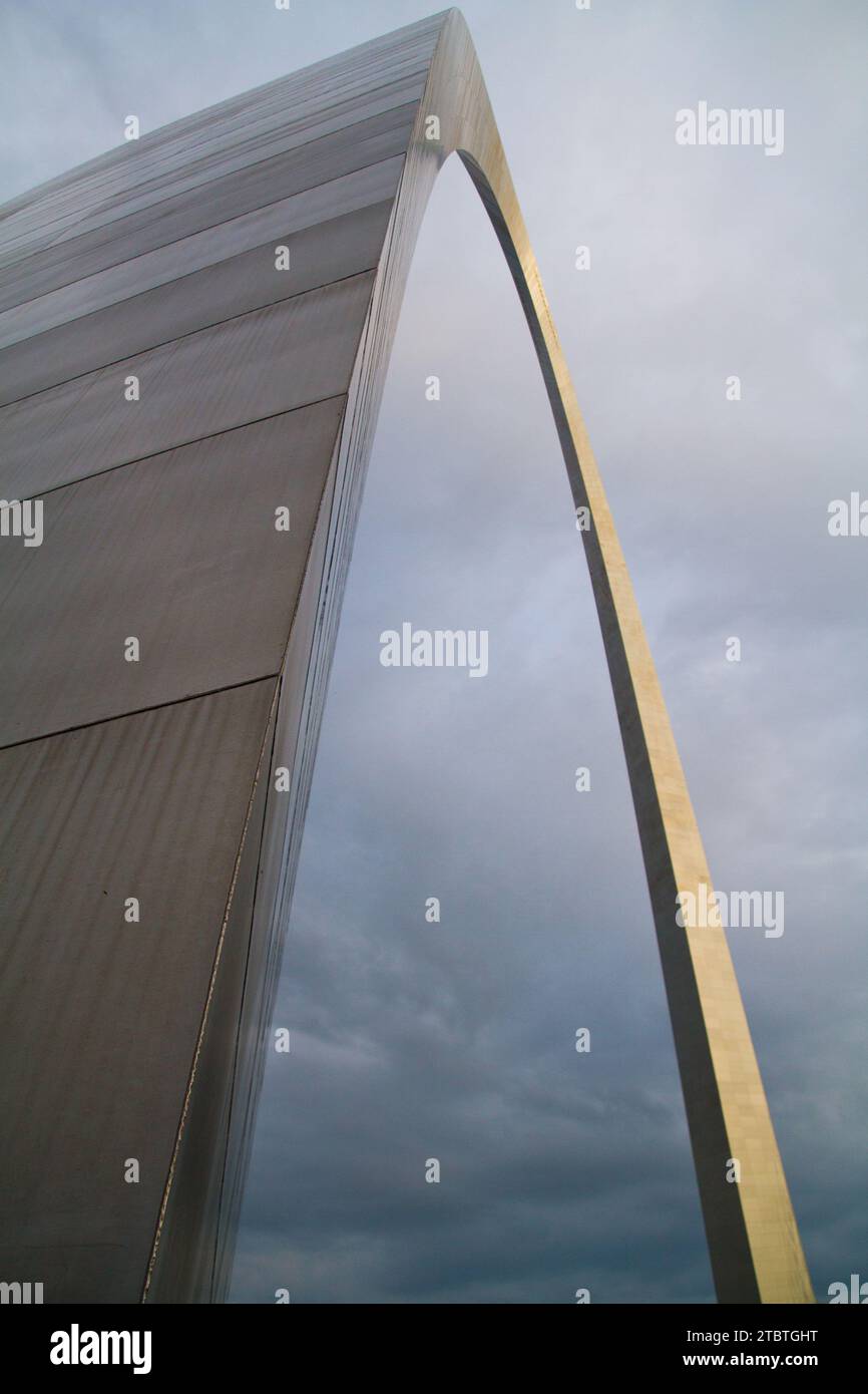 Arc en acier réfléchissant contre Moody Sky à St. Louis Banque D'Images