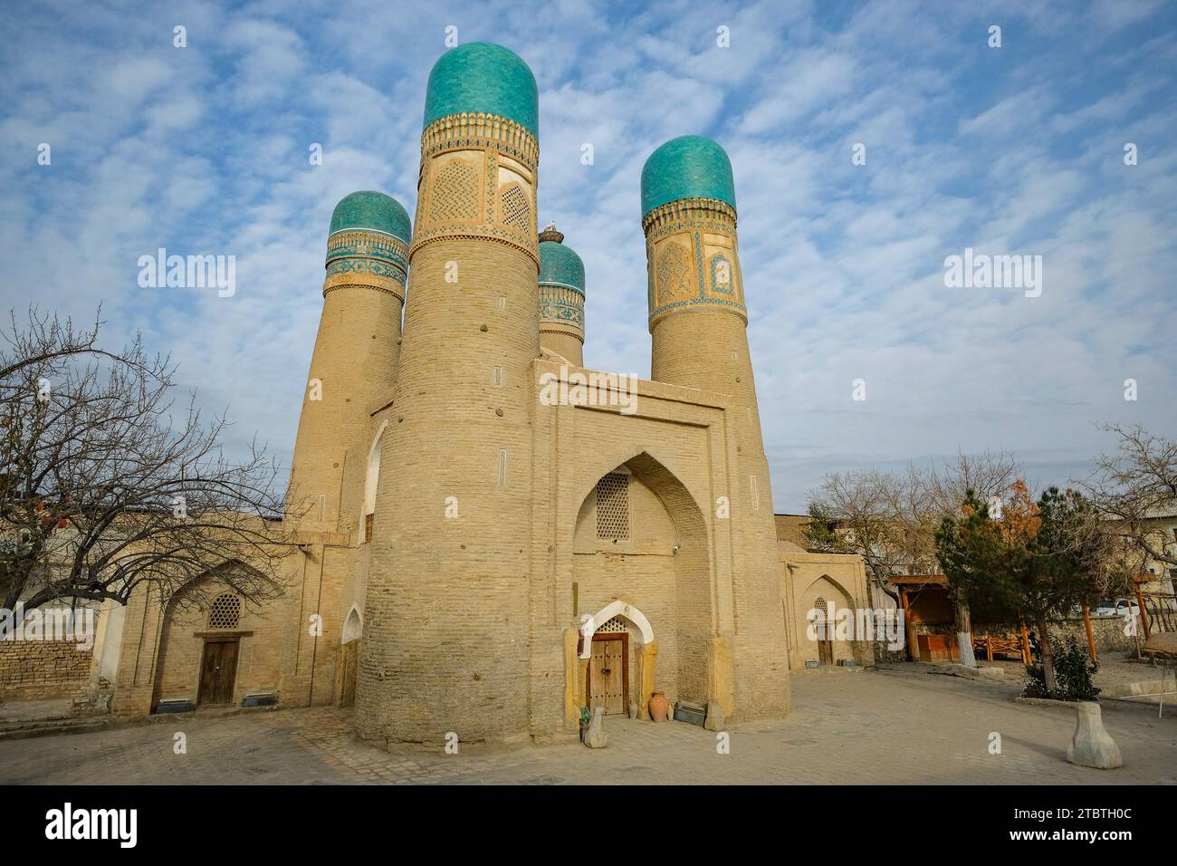 Le Chor Minor était la porte d'entrée d'une ancienne madrasa à Boukhara, en Ouzbékistan. Banque D'Images