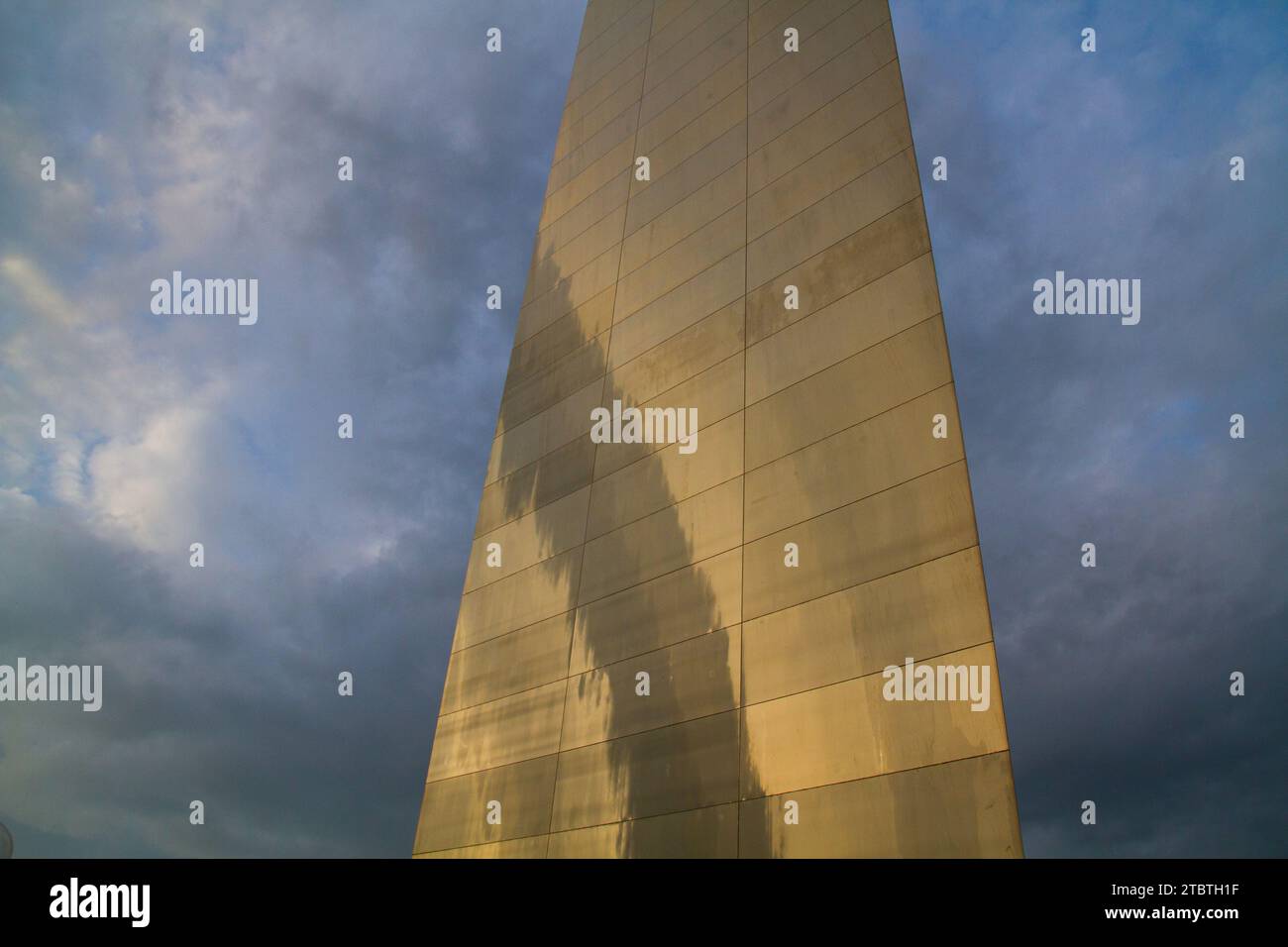 Vue vers le haut de la structure métallique réfléchissante à St. Louis Banque D'Images