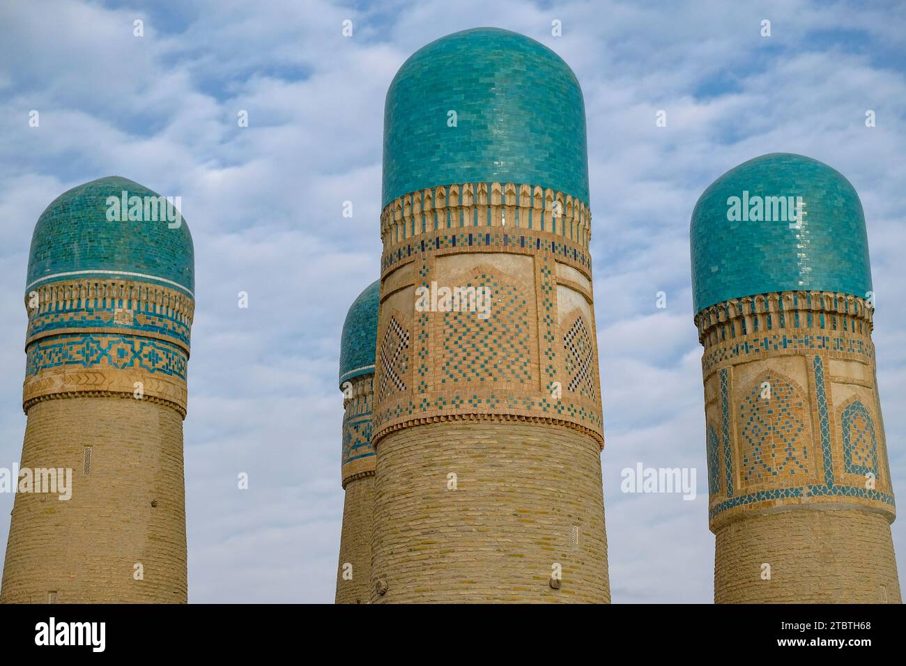 Minarets du Chor Minor, le monument était la porte d'entrée d'une ancienne madrasa à Boukhara, Ouzbékistan. Banque D'Images