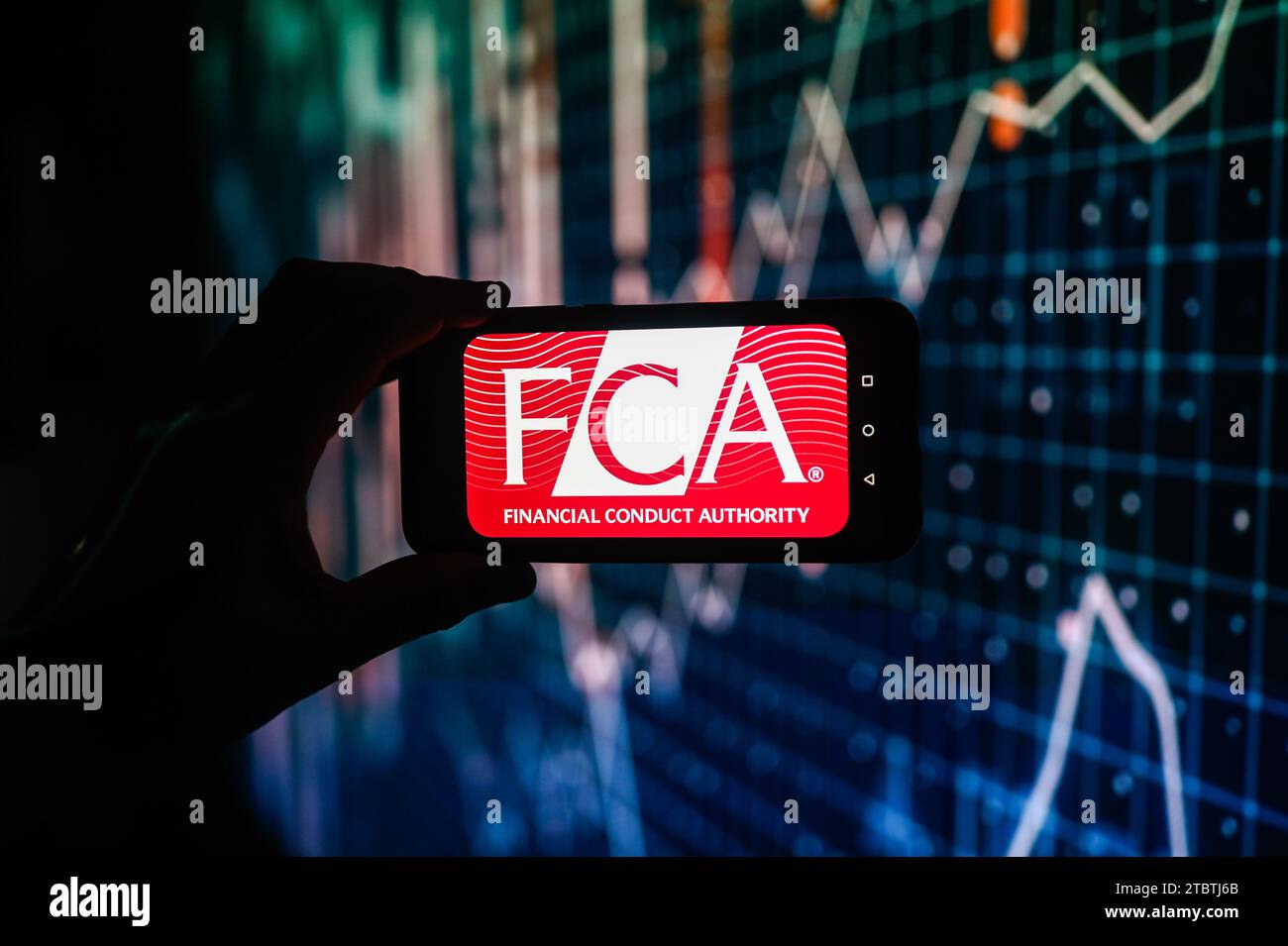 Pologne. 08 décembre 2023. Dans cette illustration photo, un logo FCA est affiché sur un smartphone avec des pourcentages boursiers en arrière-plan. (Photo de Omar marques/SOPA Images/Sipa USA) *** strictement à des fins éditoriales *** crédit : SIPA USA/Alamy Live News Banque D'Images