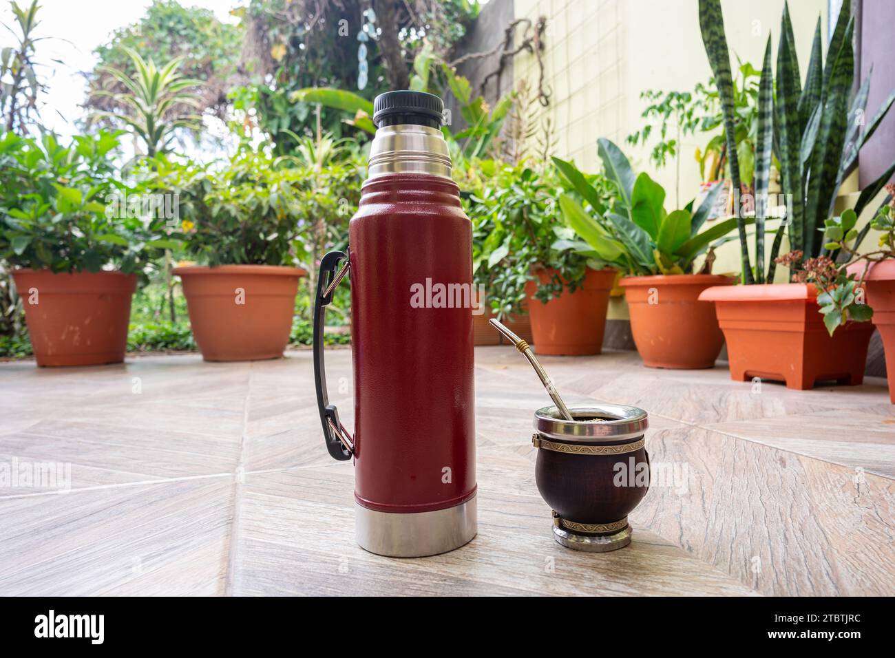 maté rempli de maté yerba, à côté d'un thermos rouge Banque D'Images