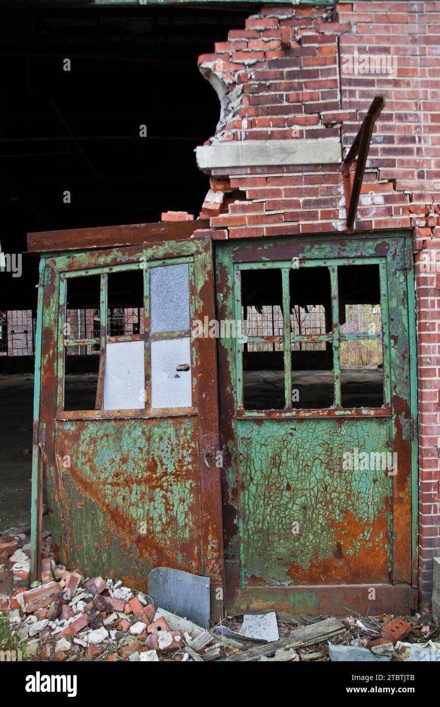 Porte industrielle abandonnée à Varsovie, Indiana - Une étude de la dégradation urbaine Banque D'Images
