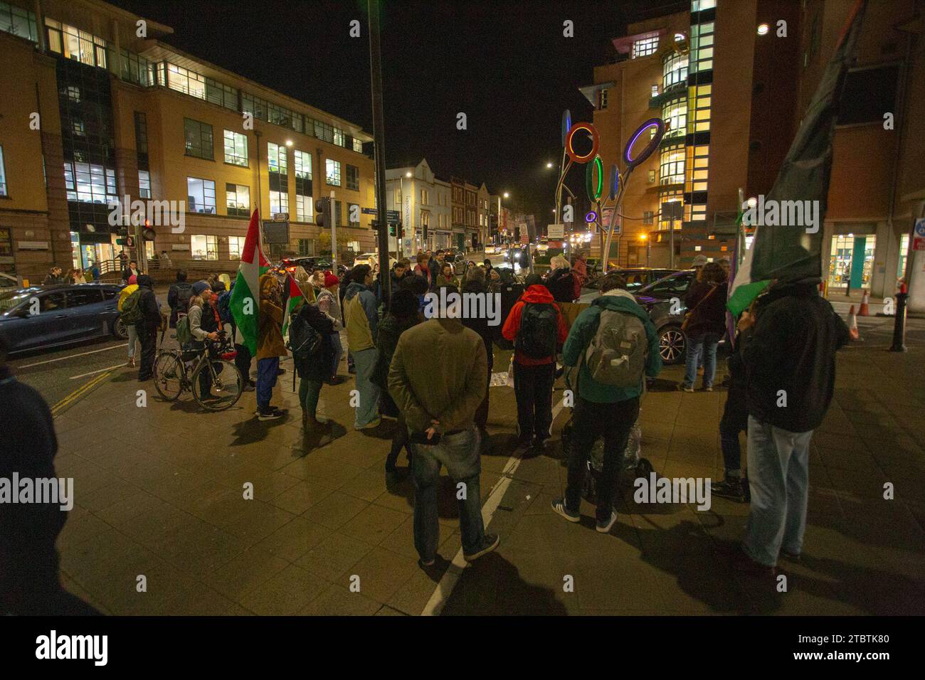 8 décembre 2023. Bristol, Royaume-Uni. Veillée devant la BRI appelant à un cessez-le-feu à Gaza. Photo : Eddie Chalmers/Pathos crédit : Pathos Images/Alamy Live News Banque D'Images