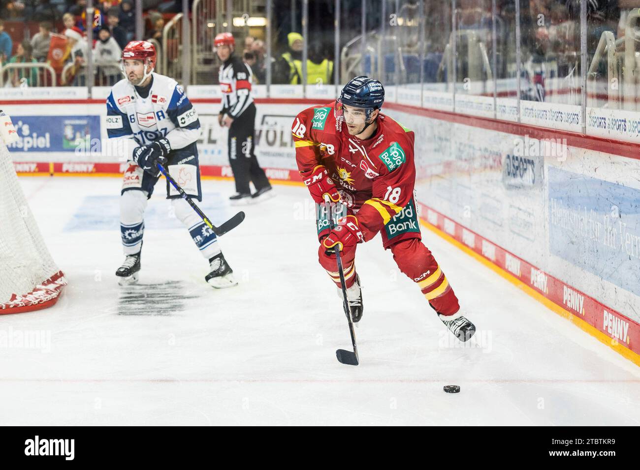 Daryl Boyle (Schwenninger Wild Wings, #6), Kenny Agostino (D?sseldorfer EG, #18) Penny DEL : D?sseldorfer EG - Schwenninger Wild Wings, PSD Bank Dome, D?sseldorf am 08.12.2023 Banque D'Images