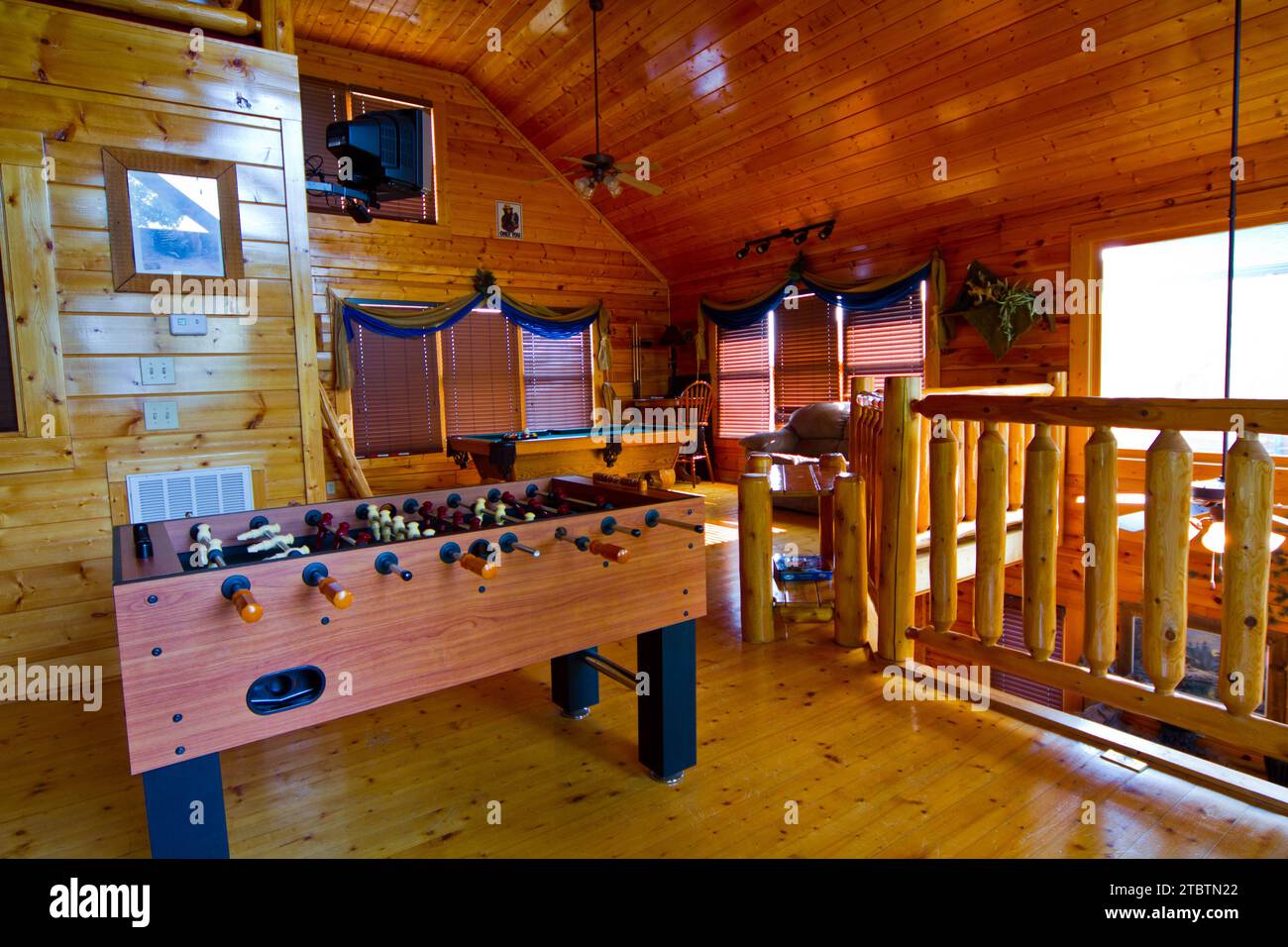 Cabine rustique salle de jeux avec Foosball et table de billard à Gatlinburg, Tennessee Banque D'Images