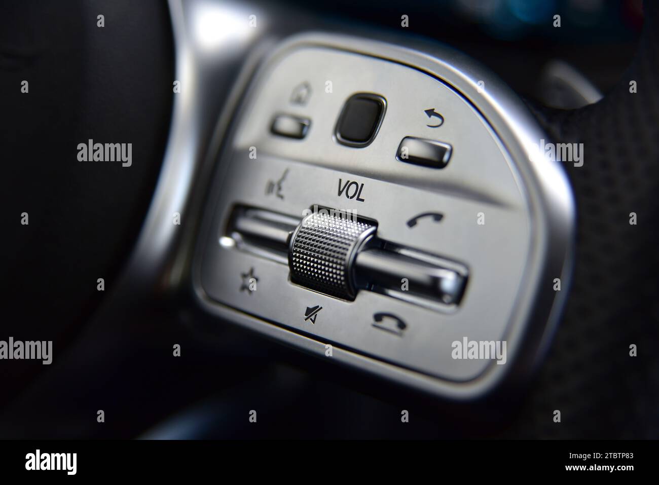 Bouton au volant avec contrôle du volume et de la cellule. Vue floue Banque D'Images