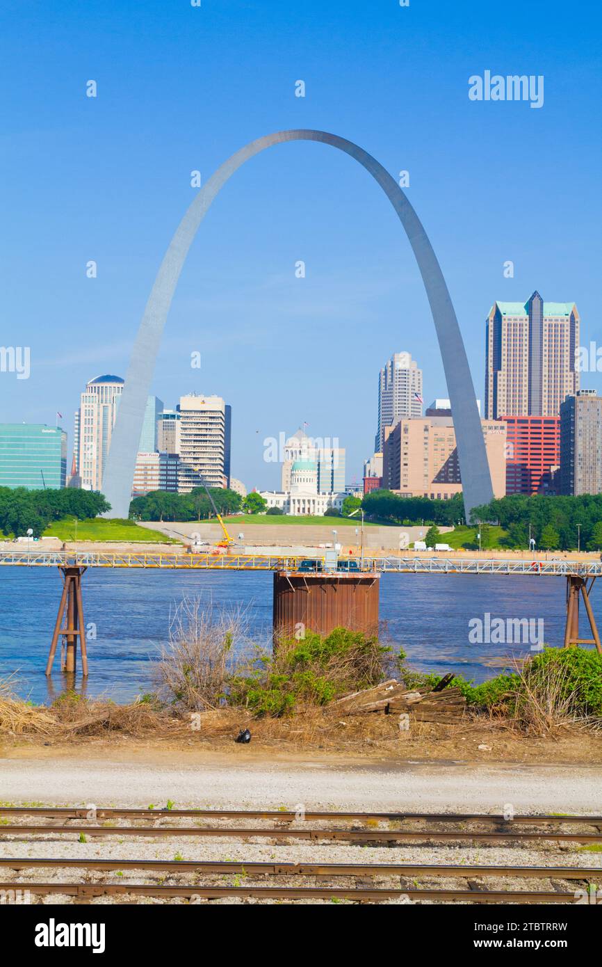 St. Louis Skyline avec Gateway Arch et Mississippi River, Sunny Day perspective Banque D'Images