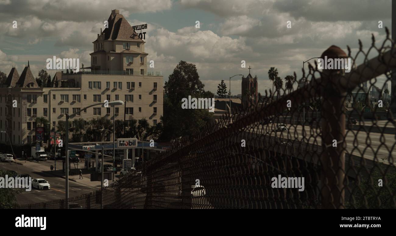 La célèbre Hollywood Tower avec clôture en chaînette le long de la tristement célèbre Hollywood Freeway Los Angeles California "101". Banque D'Images