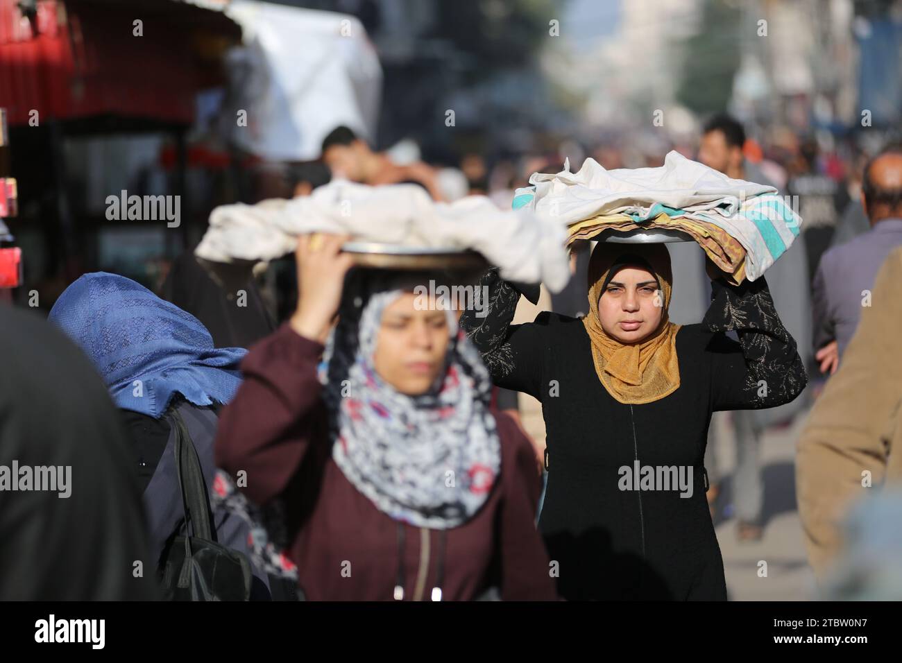 Camp de réfugiés de Maghazi. 8 décembre 2023. Des gens sont vus dans une rue du camp de réfugiés de Maghazi, au centre de la bande de Gaza, le 7 décembre 2023. Le Secrétaire général de l'ONU Antonio Guterres a exhorté vendredi la communauté internationale à faire tout son possible pour mettre fin aux souffrances de la population de Gaza. Le haut responsable de l'ONU a déclaré qu'il y avait « un risque élevé d'effondrement total du système de soutien humanitaire à Gaza, ce qui aurait des conséquences dévastatrices ». Crédit : Xinhua/Alamy Live News Banque D'Images