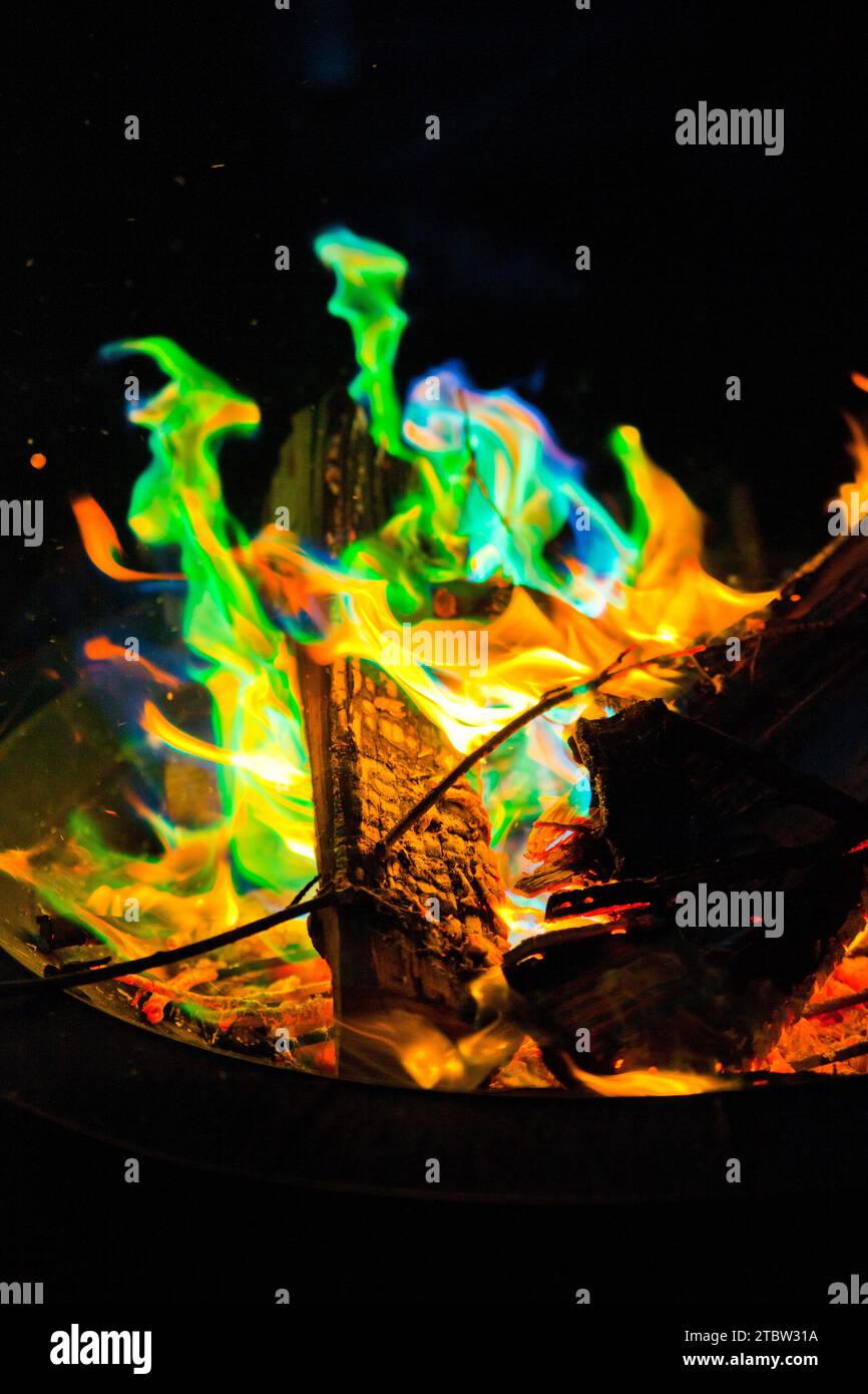 Danse mystique des flammes colorées dans Fire Pit, Midwest Country Banque D'Images