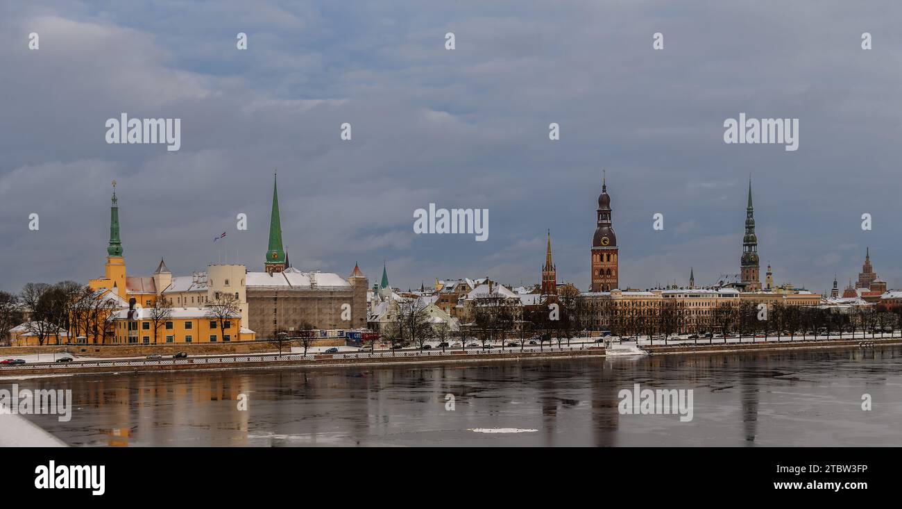 panorama du vieux Riga à travers la rivière Daugava en hiver 2022 Banque D'Images