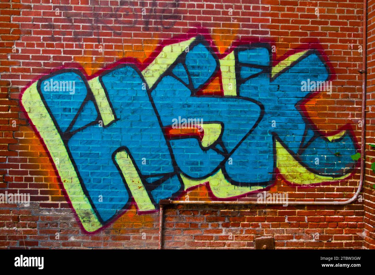 Vibrant HSK Graffiti Art sur mur de briques patiné dans l'Illinois urbain Banque D'Images