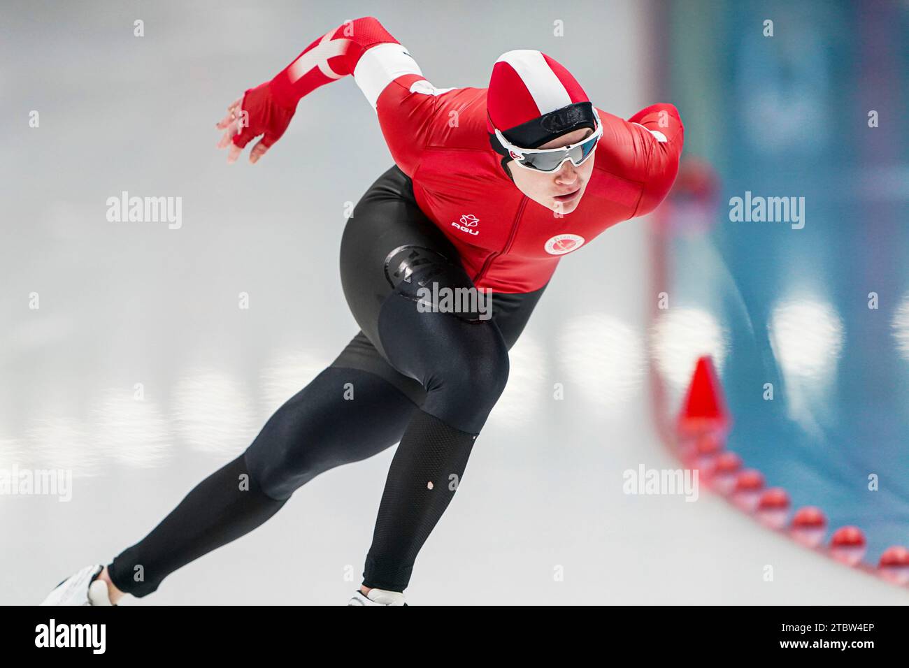 Tomaszow Mazowiecki, Polen. 08 décembre 2023. Sofia Prosvirnova du Danemark en compétition sur le 500m du groupe B féminin lors de la coupe du monde de patinage de vitesse ISU à l'Arena Lodowa le 8 décembre 2023 à Tomaszow Mazowiecki, Pologne crédit : dpa/Alamy Live News Banque D'Images