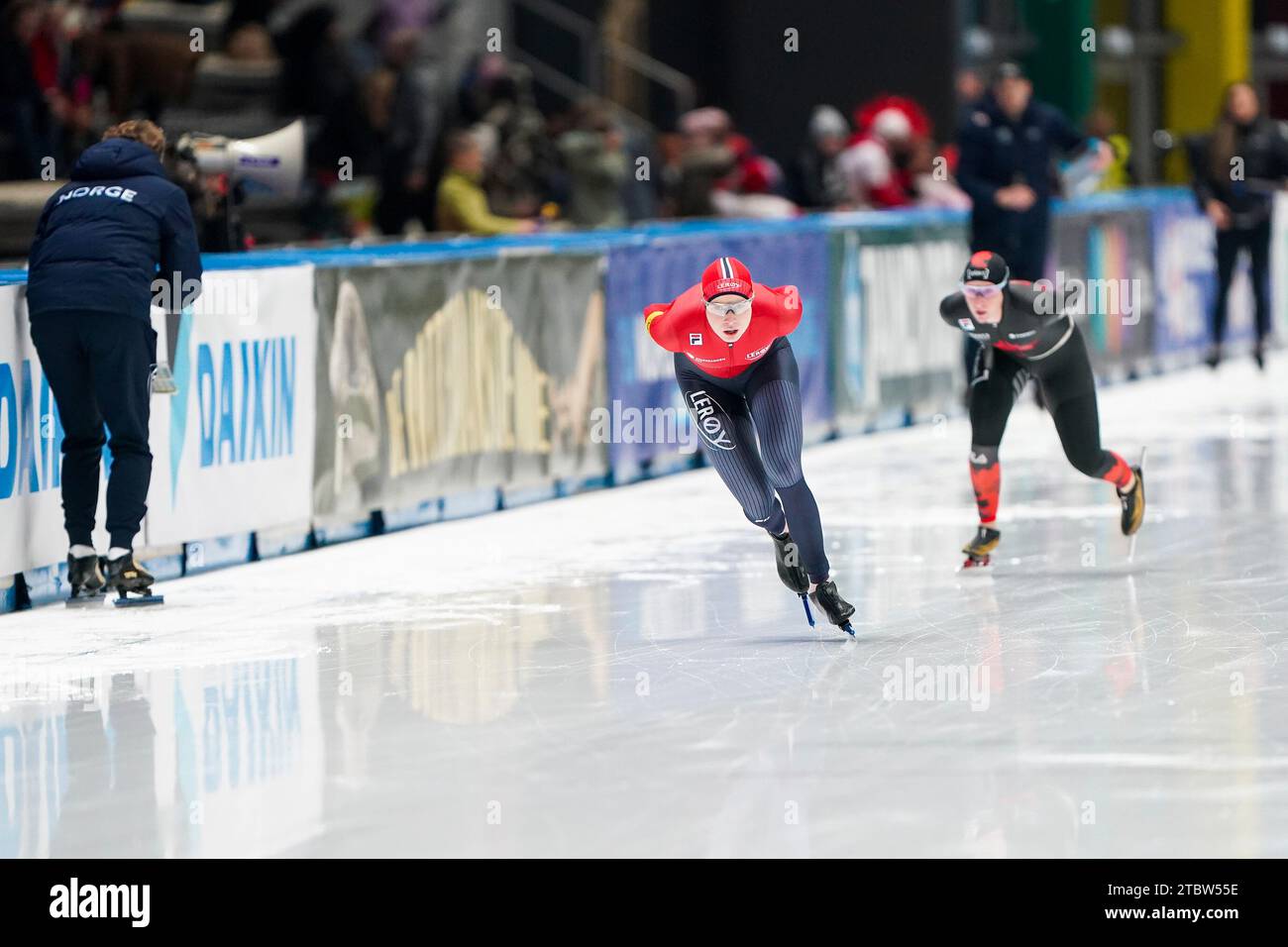 Ragne Wiklund, de Norvège, Ivanie Blondin, du Canada, en compétition dans le groupe A féminin du 3000m lors de la coupe du monde de patinage de vitesse ISU à l'Arena Lodowa, le 8 décembre 2023 à Tomaszow Mazowiecki, en Pologne Banque D'Images