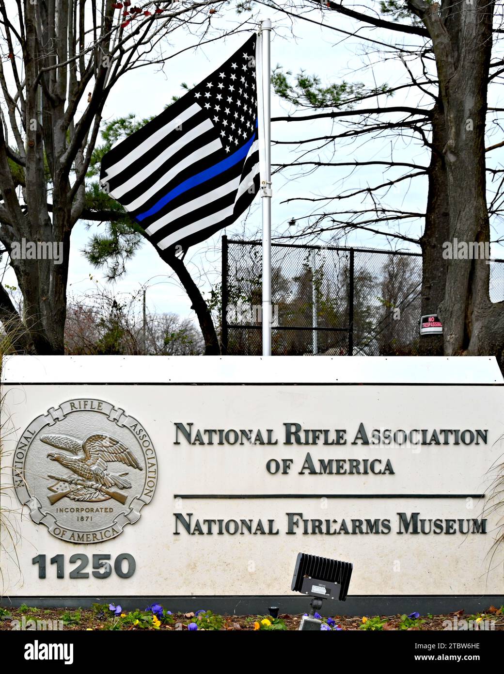 Fairfax, Virginie, États-Unis - 7 décembre 2023 : Signez au bâtiment de la National Rifle Association et du National Firearms Museum avec le drapeau « Thin Blue Line ». Banque D'Images