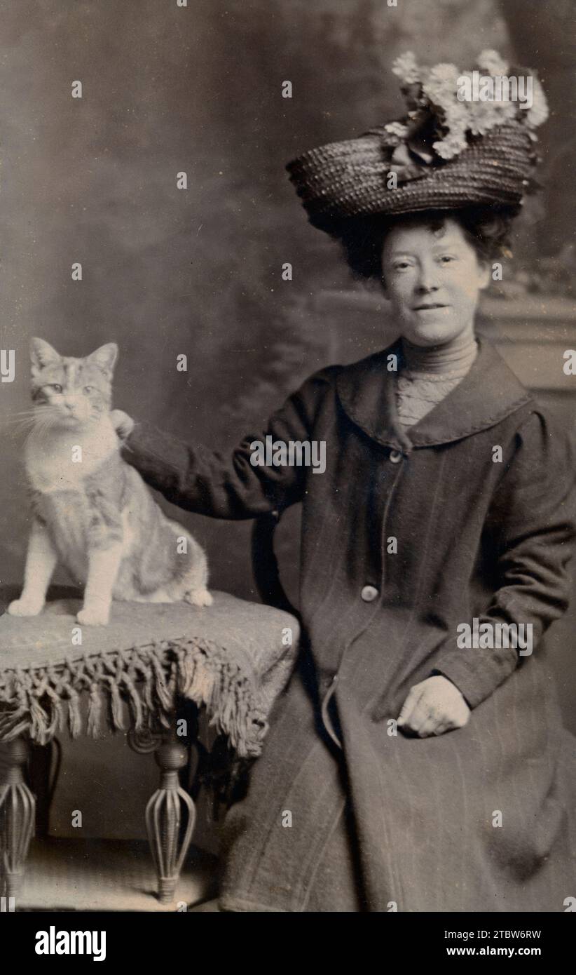 Femme néerlandaise avec chat dans un studio de photographie. Banque D'Images