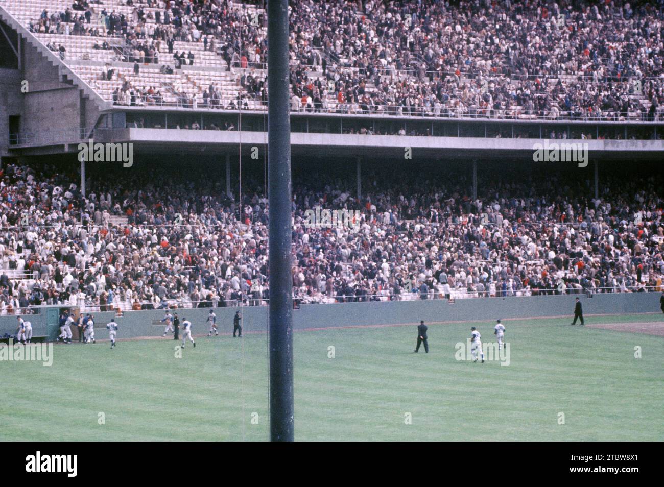 SAN FRANCISCO, CA - 20 MAI : les Dodgers de Los Angeles quittent le terrain après avoir battu les Giants de San Francisco lors d'un match de MLB le 20 mai 1961 au Candlestick Park à San Francisco, en Californie. (Photo de Hy Peskin) Banque D'Images