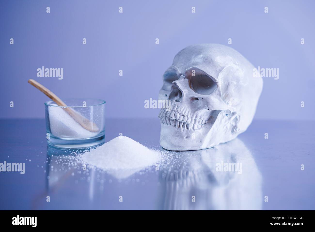 Sucre et crâne humain. Le sucre est la drogue la plus dangereuse au monde. Banque D'Images