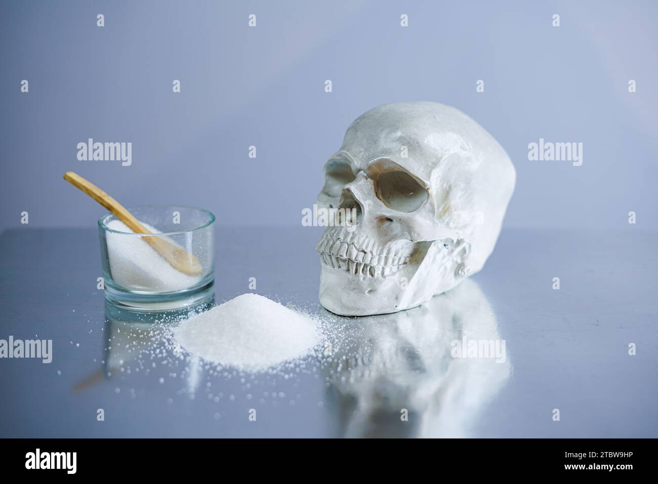 Sucre et crâne humain. Le sucre est la drogue la plus dangereuse au monde. Banque D'Images