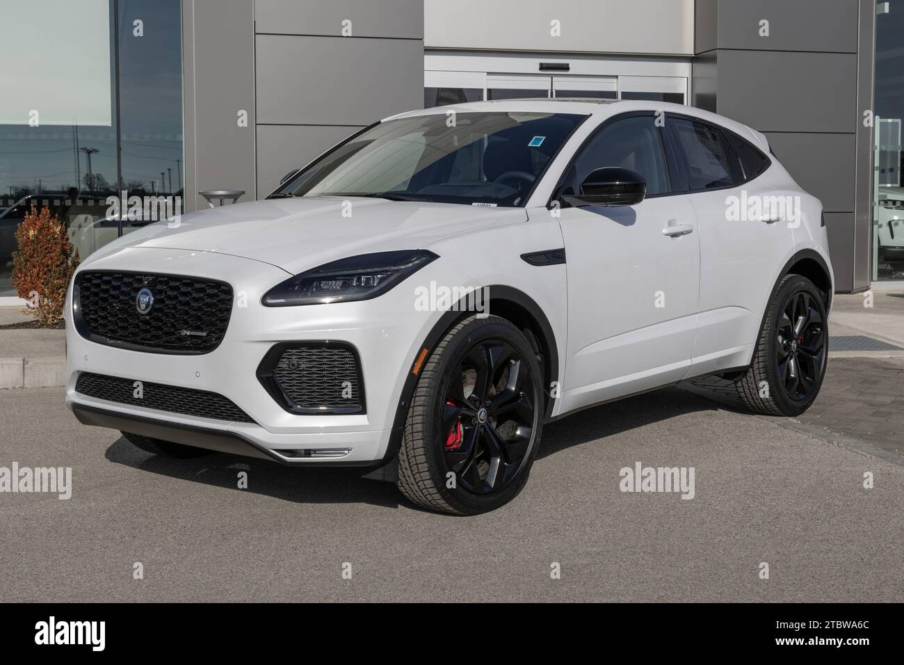 Indianapolis - 7 décembre 2023 : exposition du vus Jaguar E-Pace R-Dynamic se dans une concession. Jaguar propose également l'E-Pace R-Dynamic dans les modèles S et HSE. Banque D'Images