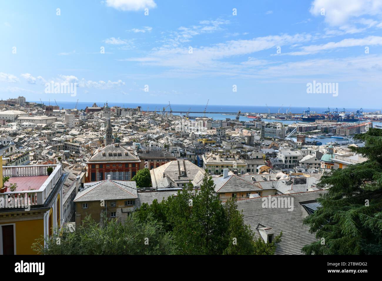 Genova, Italie - 29 juillet 2022 : vue panoramique depuis le Belvedere Castelletto à Gênes, Italie. Banque D'Images
