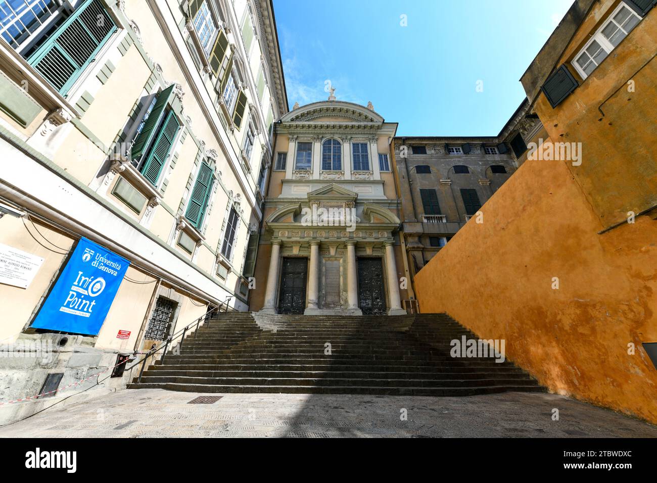 Gênes, Italie - 29 juillet 2022 : l'ancienne église des Saints Gerolamo et Francesco Saverio dans le centre historique de Gênes Banque D'Images