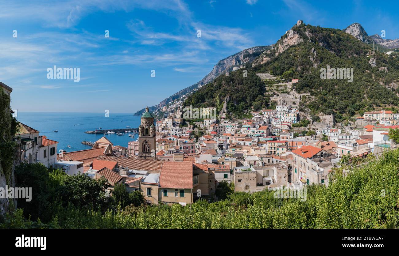 Une image panoramique de la petite ville d'Amalfi, sur la côte amalfitaine, prise des collines panoramiques Banque D'Images