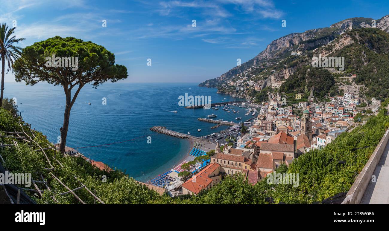Une image panoramique de la petite ville d'Amalfi, sur la côte amalfitaine, prise des collines panoramiques Banque D'Images