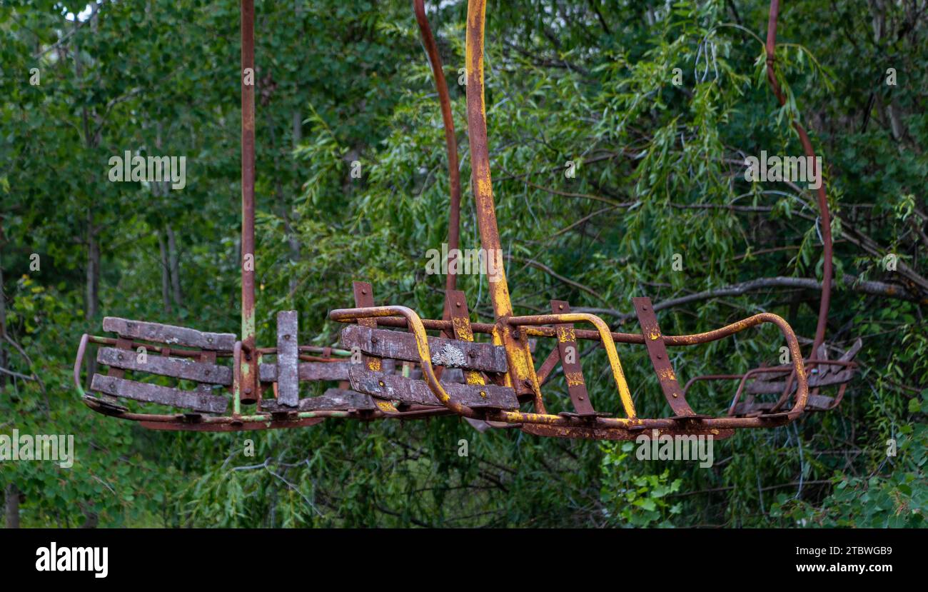 Une photo des sièges d'un joyeux tour dans le parc d'attractions de Pripyat Banque D'Images