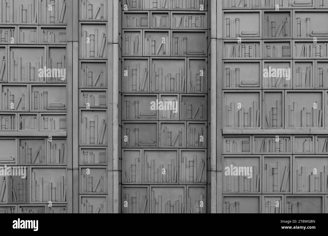 La façade d'un bâtiment décoré comme une bibliothèque pleine de livres, à Cholet Banque D'Images