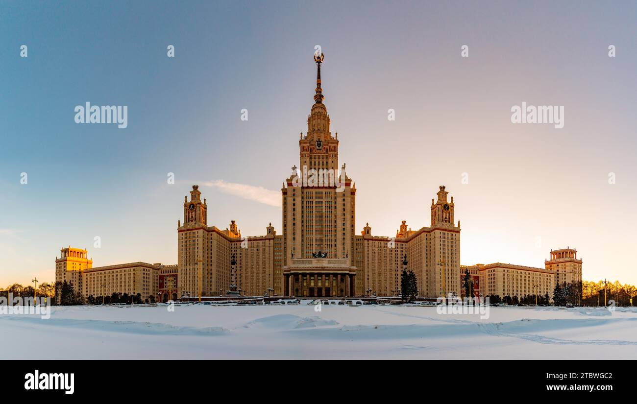 Un panorama de l'Université d'État de Moscou pris de la façade principale et de l'autre côté de la rue Banque D'Images