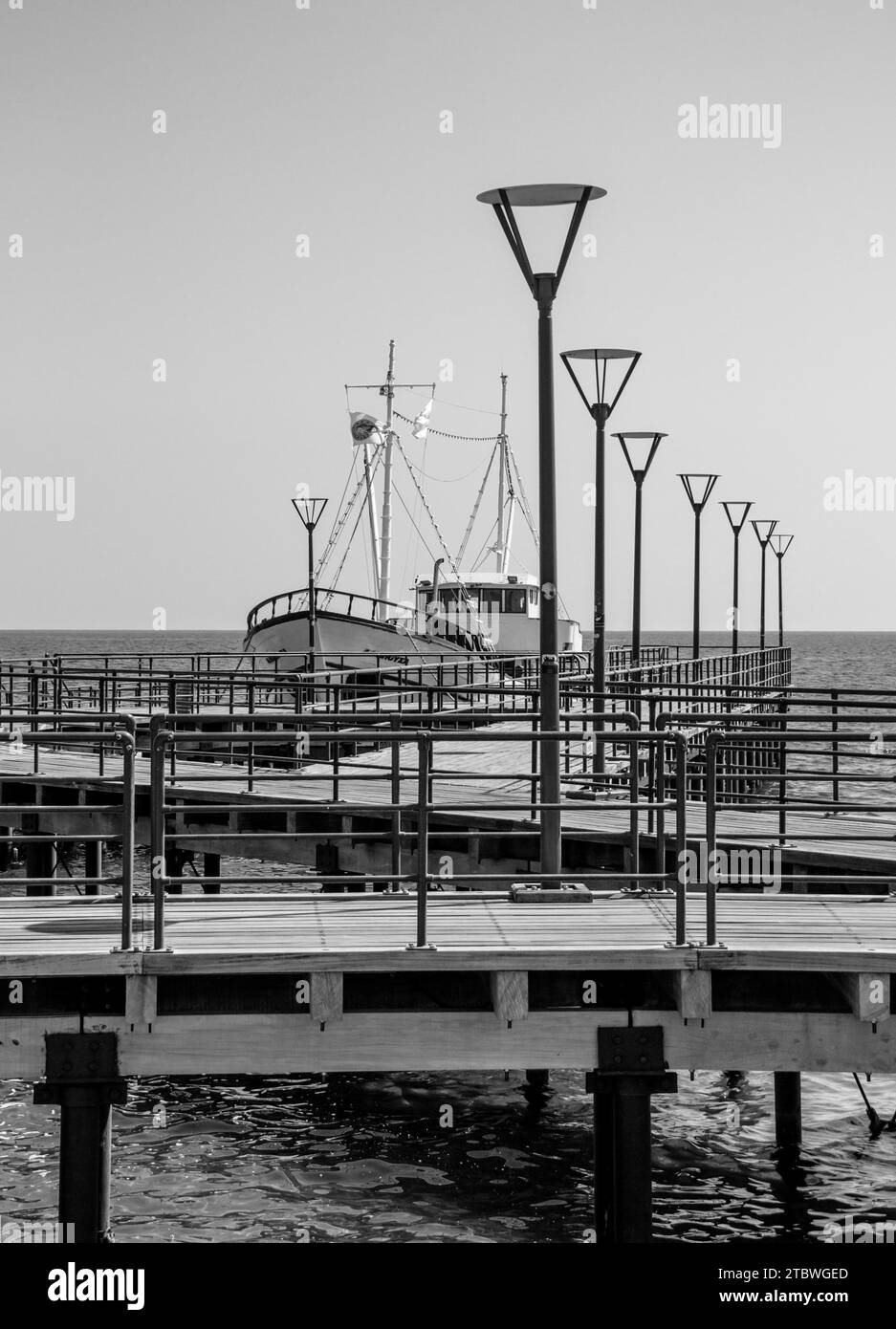 Une photo en noir et blanc d'un bateau de pêche reposant à côté d'une jetée, à Limassol Banque D'Images