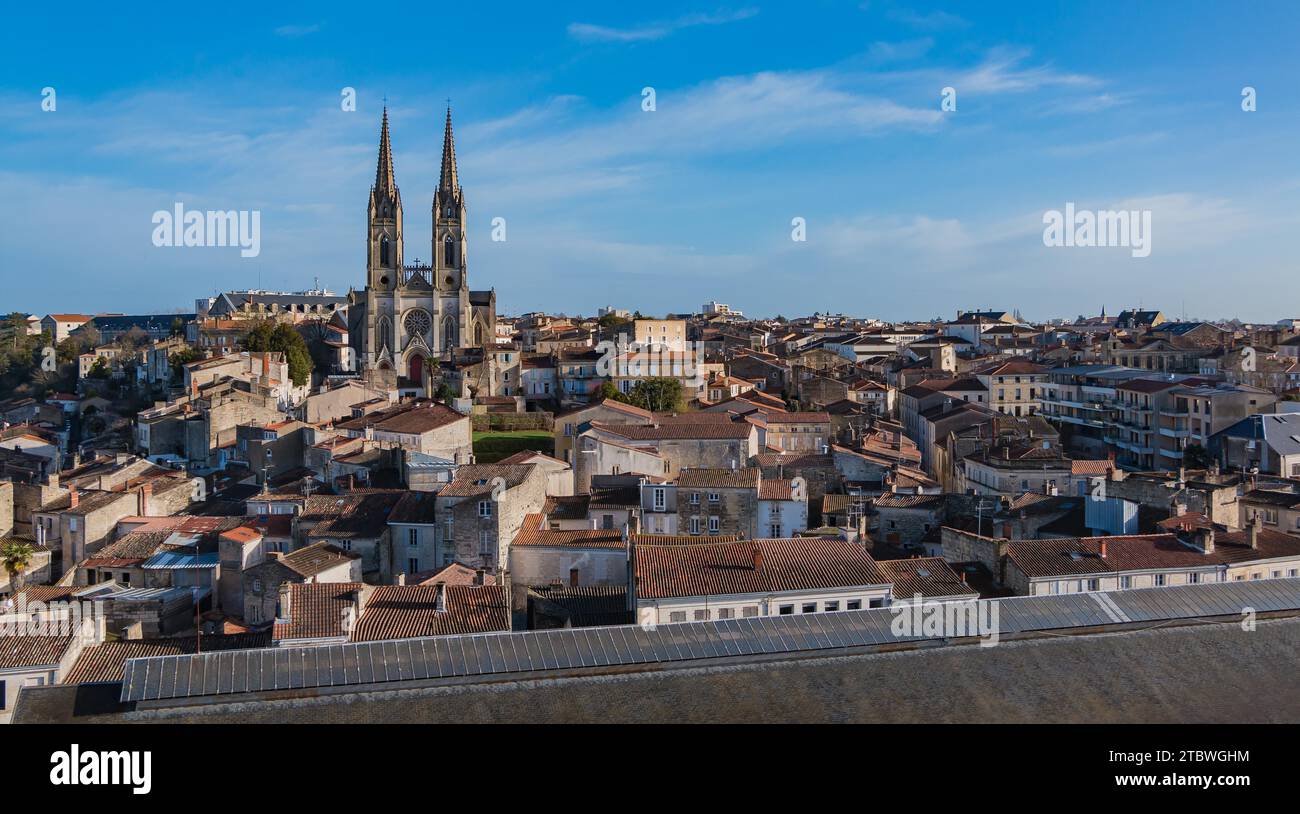Un paysage urbain de Niort avec l'église Saint André sur la gauche Banque D'Images