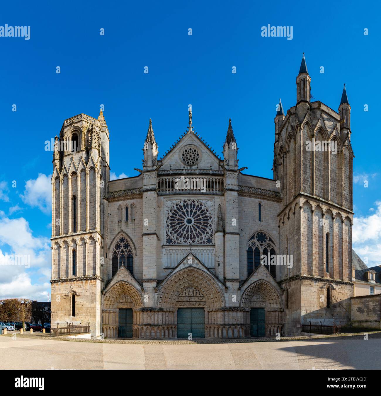 Une photo de la façade avant de la cathédrale Saint-Pierre (Poitiers) Banque D'Images