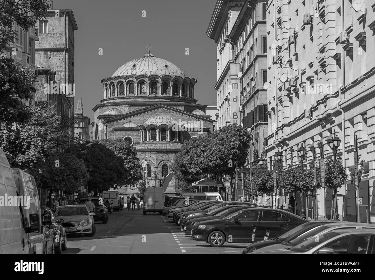 Une image en noir et blanc de la rue Cathédrale de Kyriaki vue à travers les bâtiments d'une rue voisine Banque D'Images