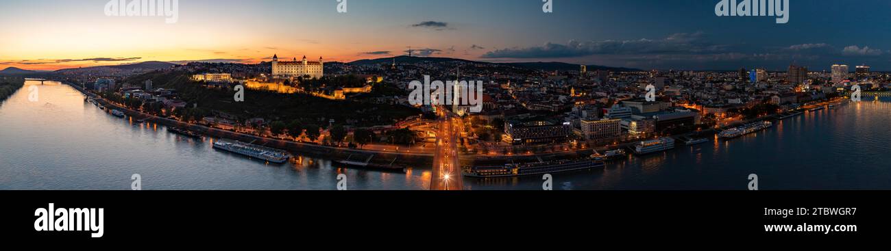 Une image panoramique de Bratislava, en début de soirée, vue du haut de la plate-forme d'observation des OVNIS Banque D'Images