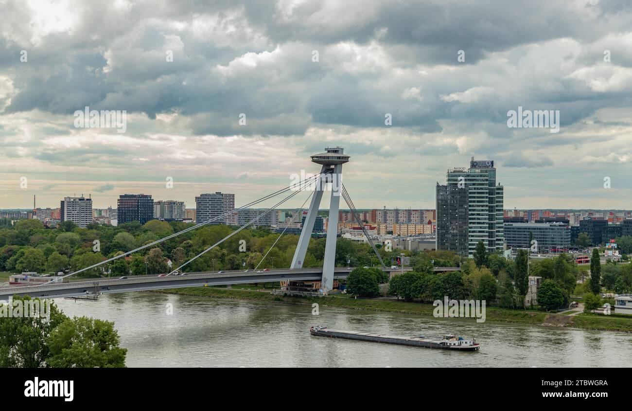 Une photo du SNP MOST et de la plate-forme d'observation des OVNIS au-dessus de celui-ci Banque D'Images
