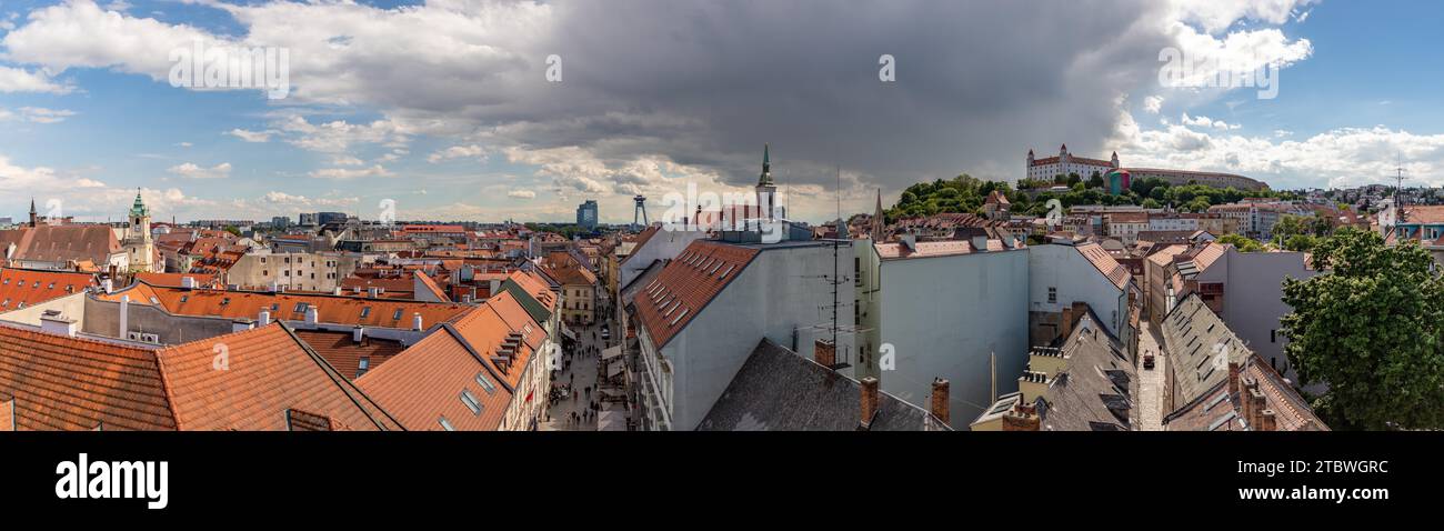 Une image panoramique de Bratislava vue d'un point de vue Banque D'Images