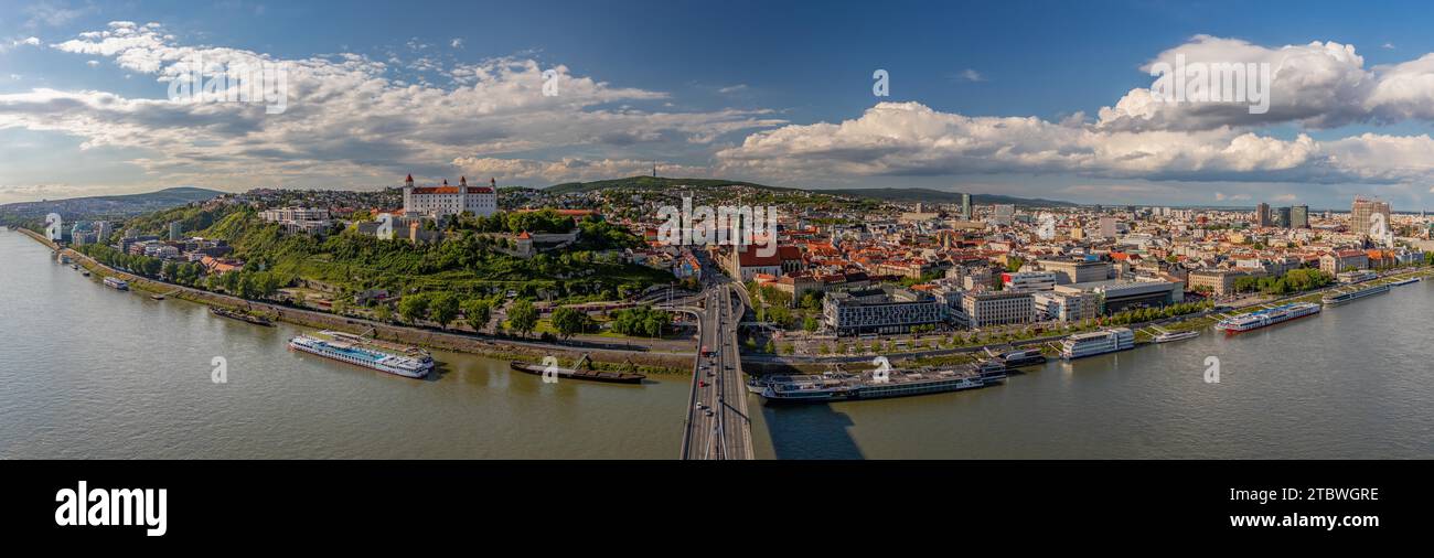 Une image panoramique de Bratislava vue du haut de la plate-forme d'observation des OVNIS Banque D'Images