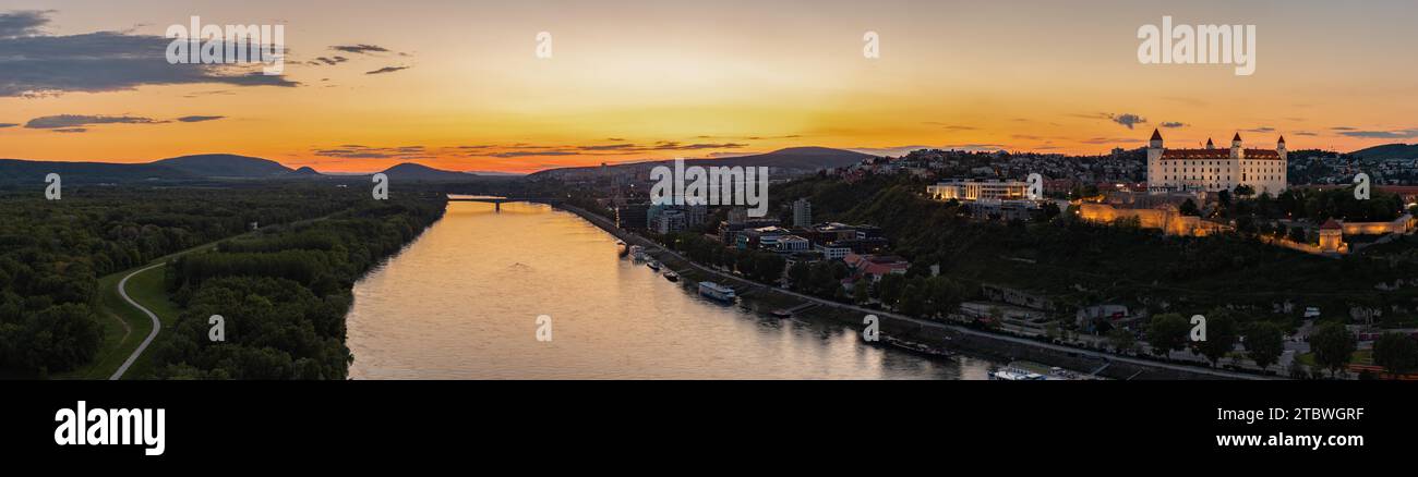 Une image panoramique du Danube, au coucher du soleil, vu du haut de la plate-forme d'observation des OVNIS Banque D'Images