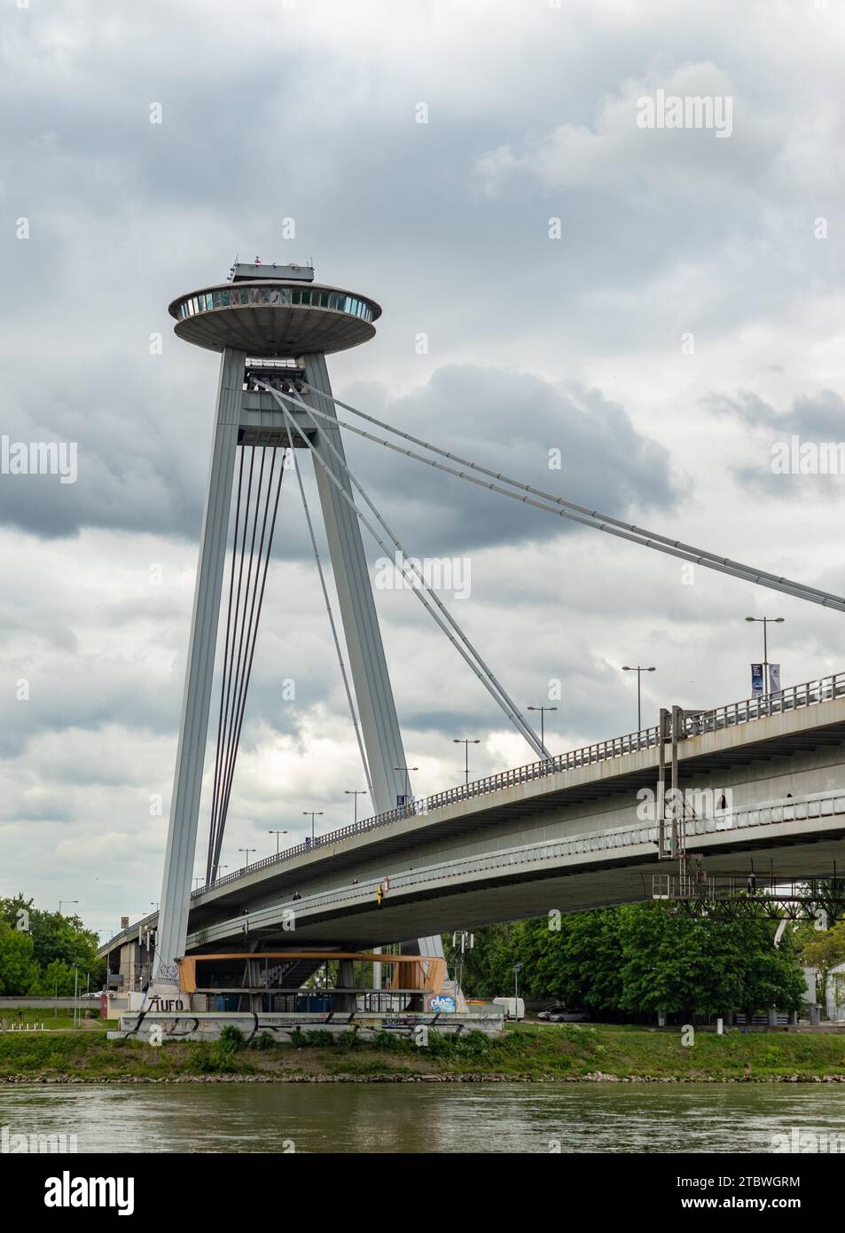 Une photo du SNP MOST et de la plate-forme d'observation des OVNIS au-dessus de celui-ci Banque D'Images