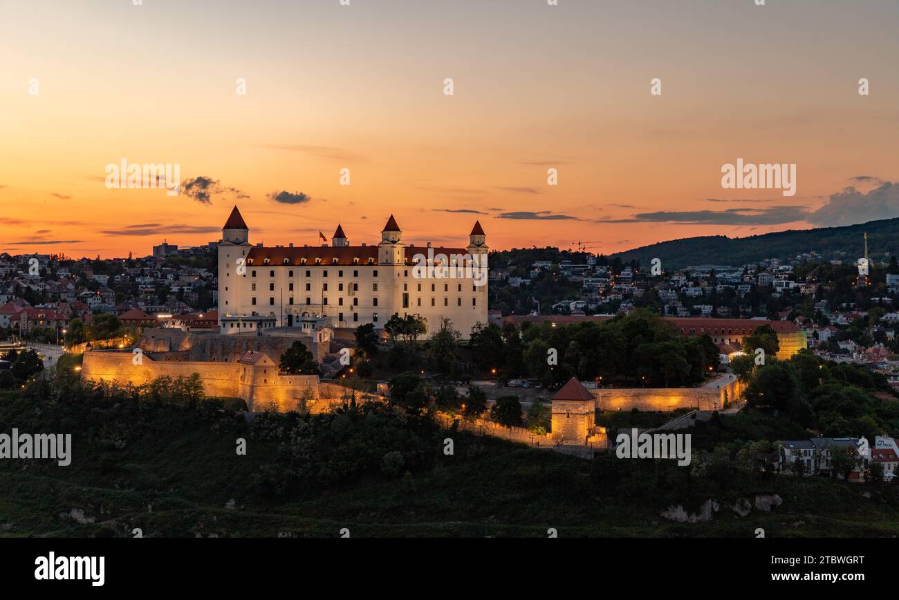 Une photo du château de Bratislava, au coucher du soleil, vu du haut de la plate-forme d'observation des OVNIS Banque D'Images