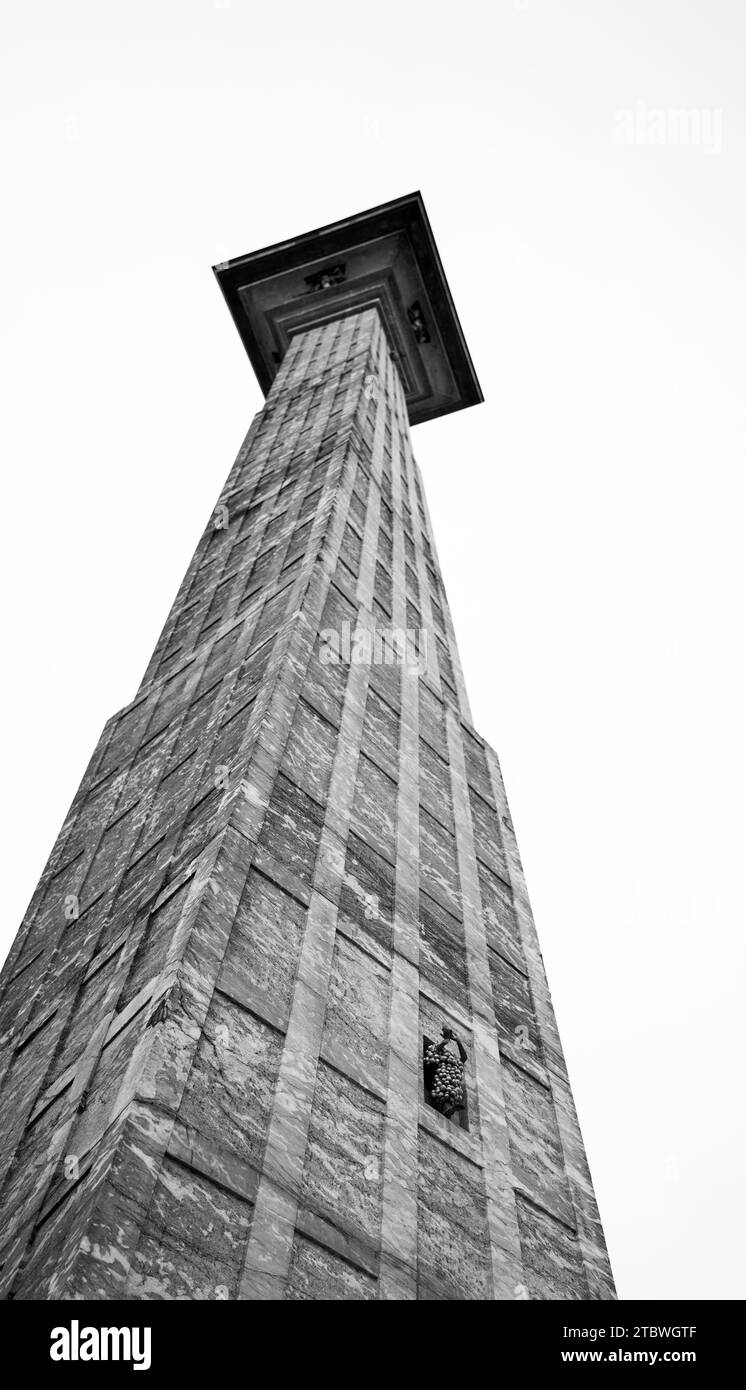 Une image en noir et blanc de la colonne Ivan Theimer Banque D'Images