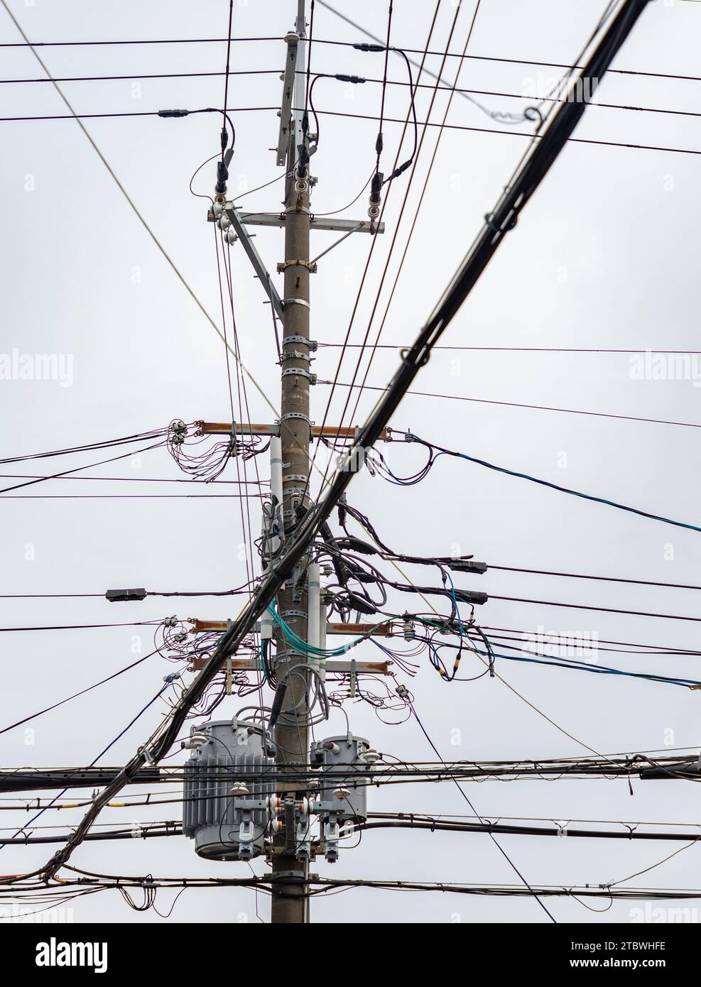 Une photo des fils électriques sur un poteau dans les rues de Kyoto Banque D'Images