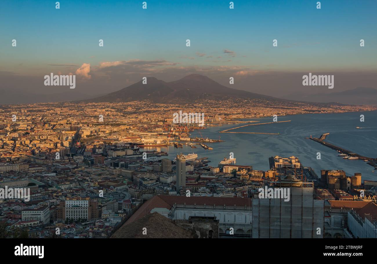 Une image de la ville de Naples et du mont Vésuve vu d'un point de vue Banque D'Images