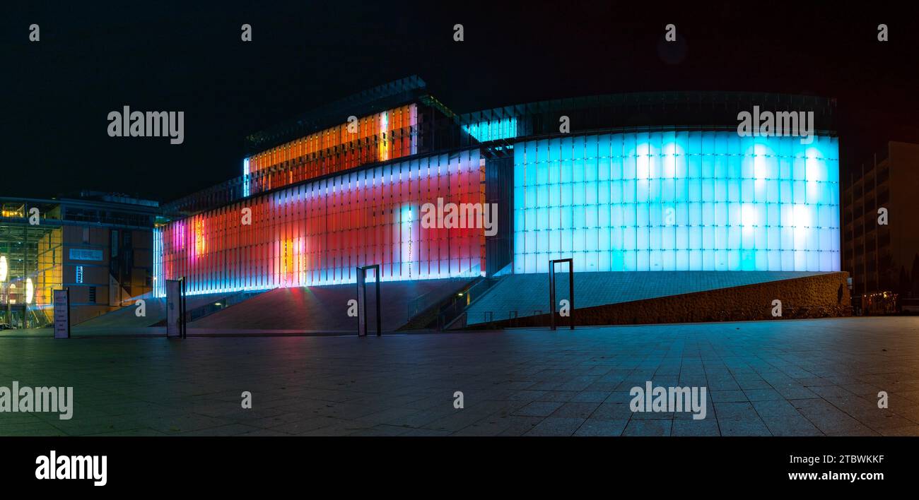Une photo du spectacle de lumière du Centre pour la rencontre des cultures à Lublin la nuit Banque D'Images