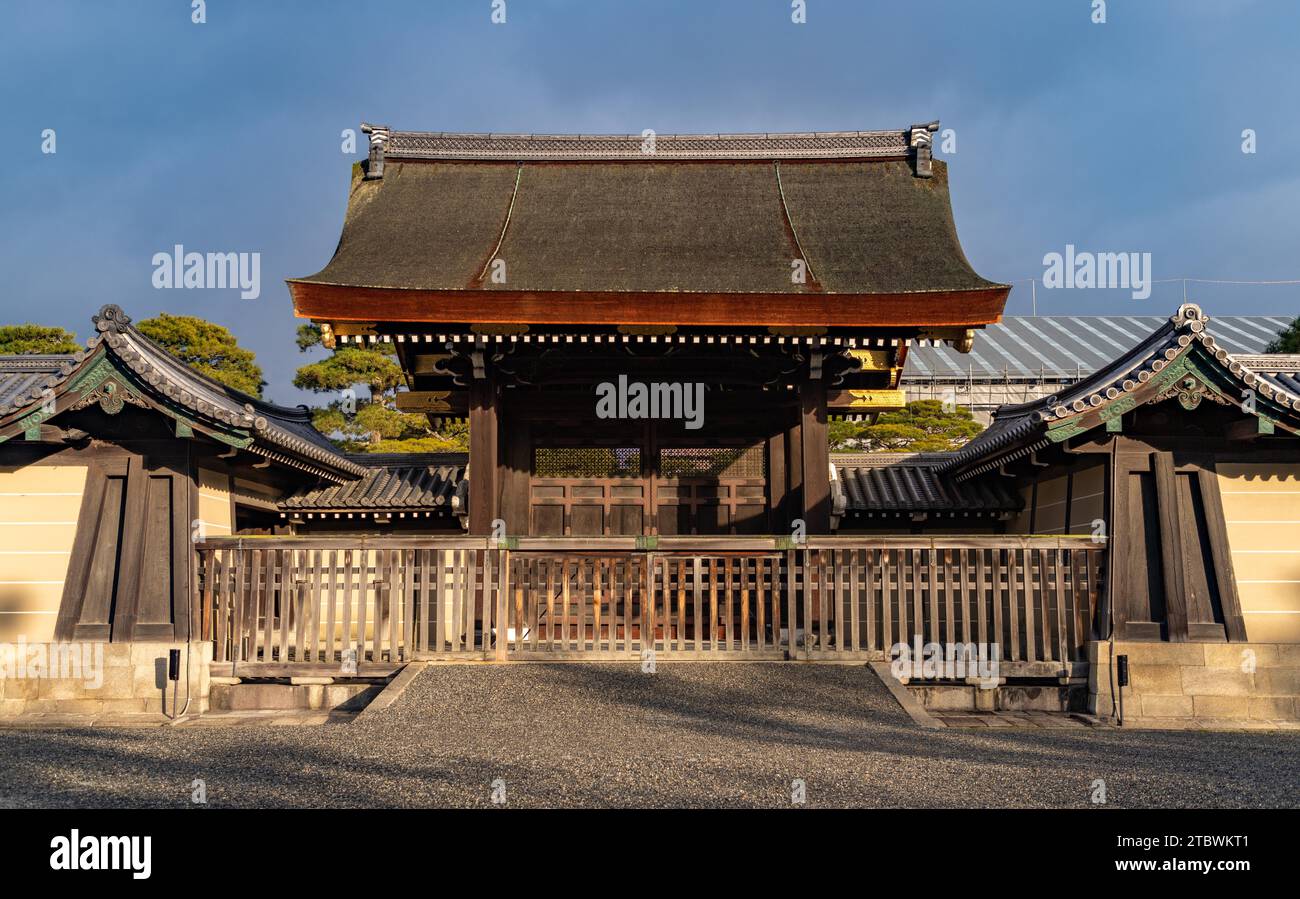 Une photo de l'une des entrées latérales du palais impérial de Kyoto Banque D'Images