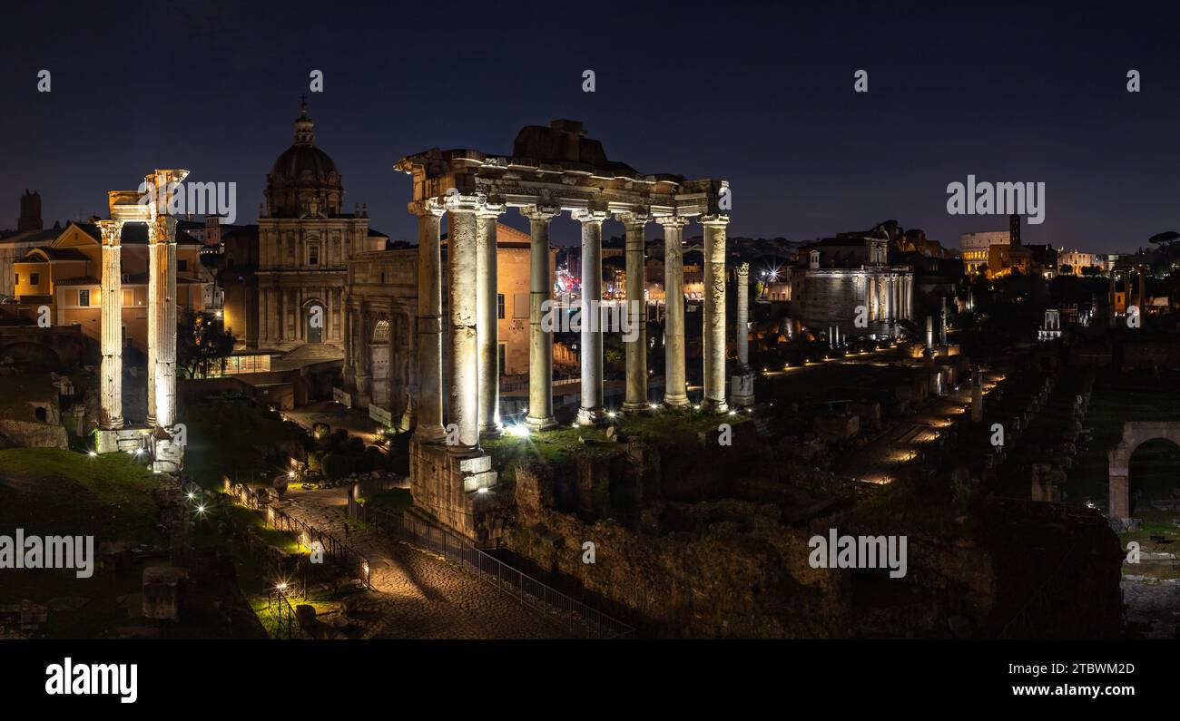Une photo du Forum Romain la nuit Banque D'Images
